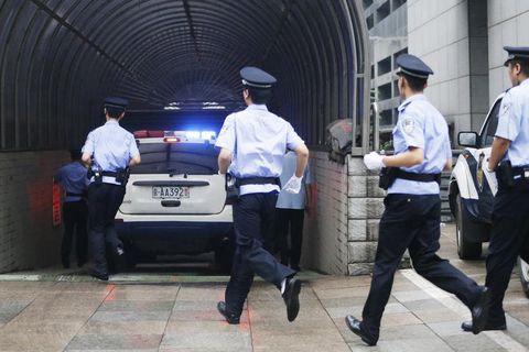 他一時沖動犯錯 涉嫌強(qiáng)奸被警方帶走